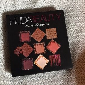 NWT huda beauty
